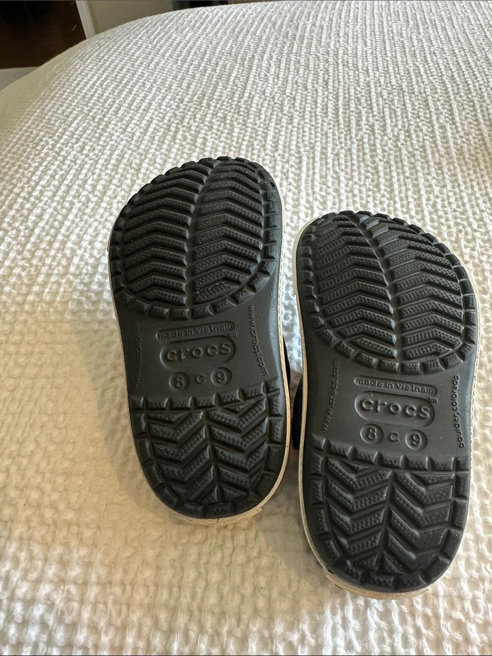 CROCS Kids Classic Clog in Black with White Trim - Picture 2 of 3